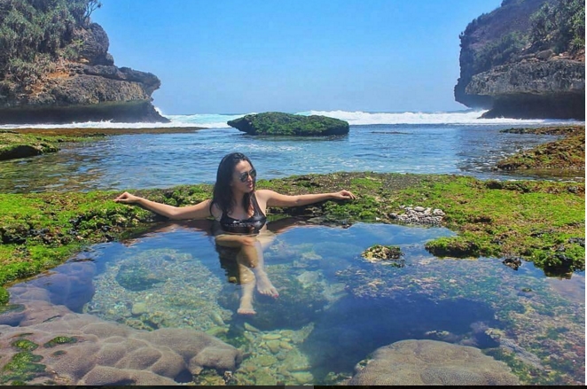 Perjalanan road trip ke pantai - rekomendasi sewa mobil Malang Selatan