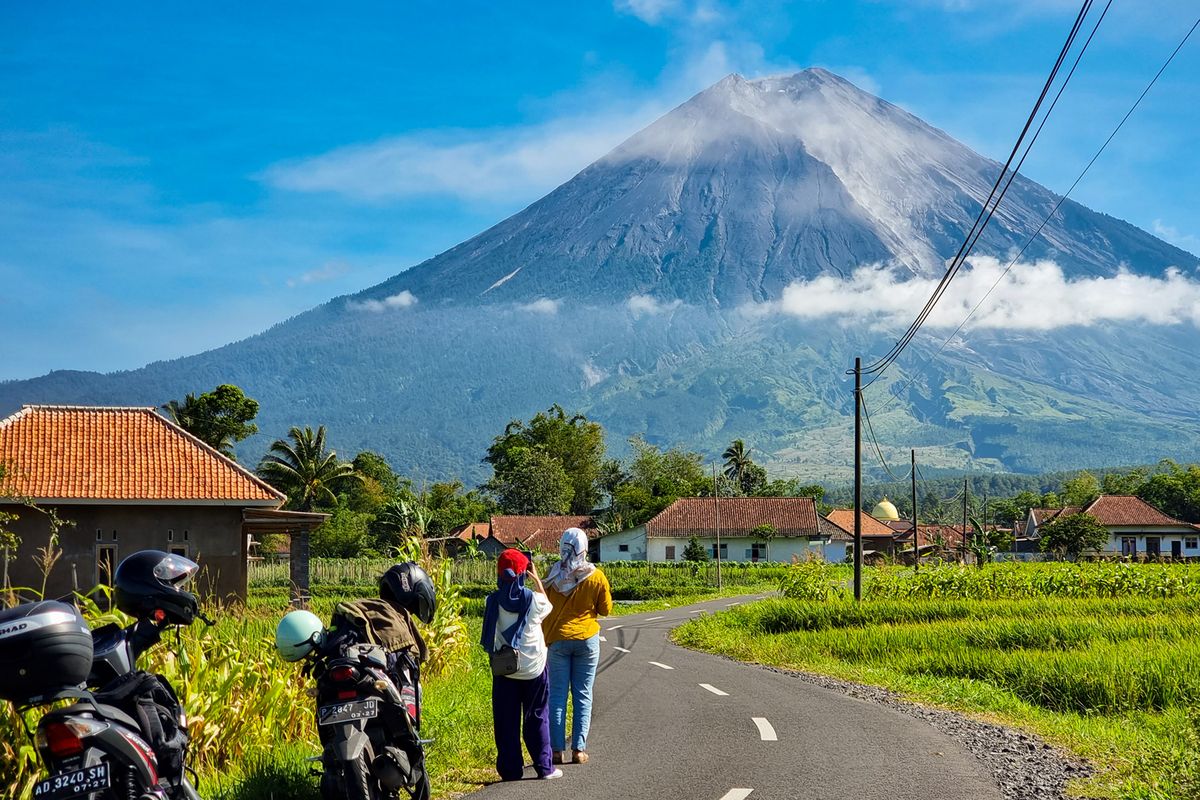 trekking tumpak sewu menuju area foto terbaik dalam paket wisata tumpak sewu 1 hari