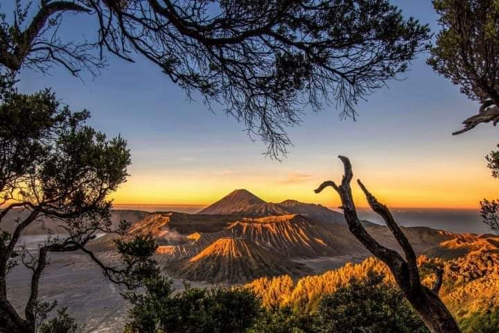 pemandangan sunrise bromo dari spot penanjakan dengan paket wisata terbaik