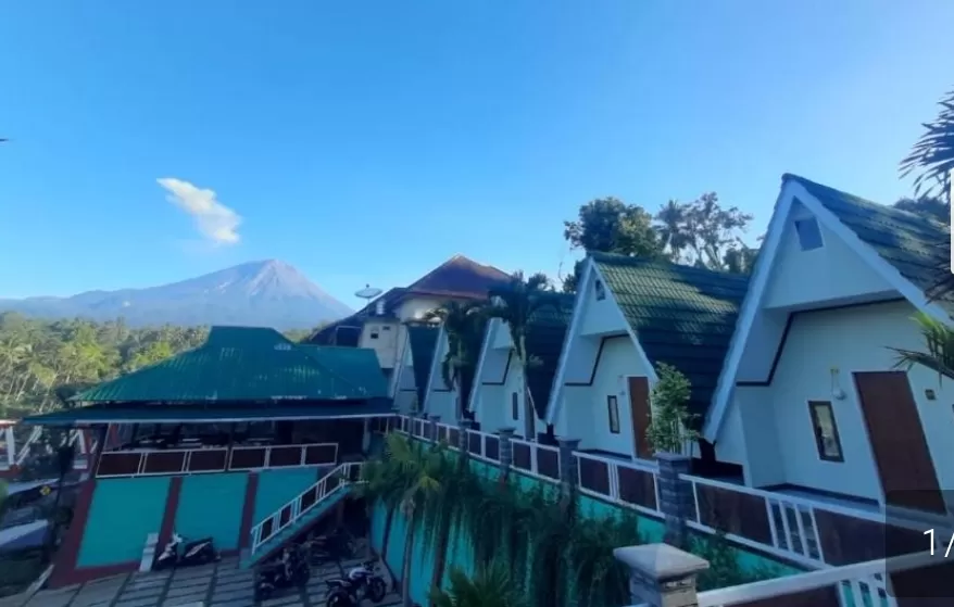 Kamar tidur rapi dengan nuansa nyaman, cocok untuk penginapan keluarga dekat Tumpak Sewu