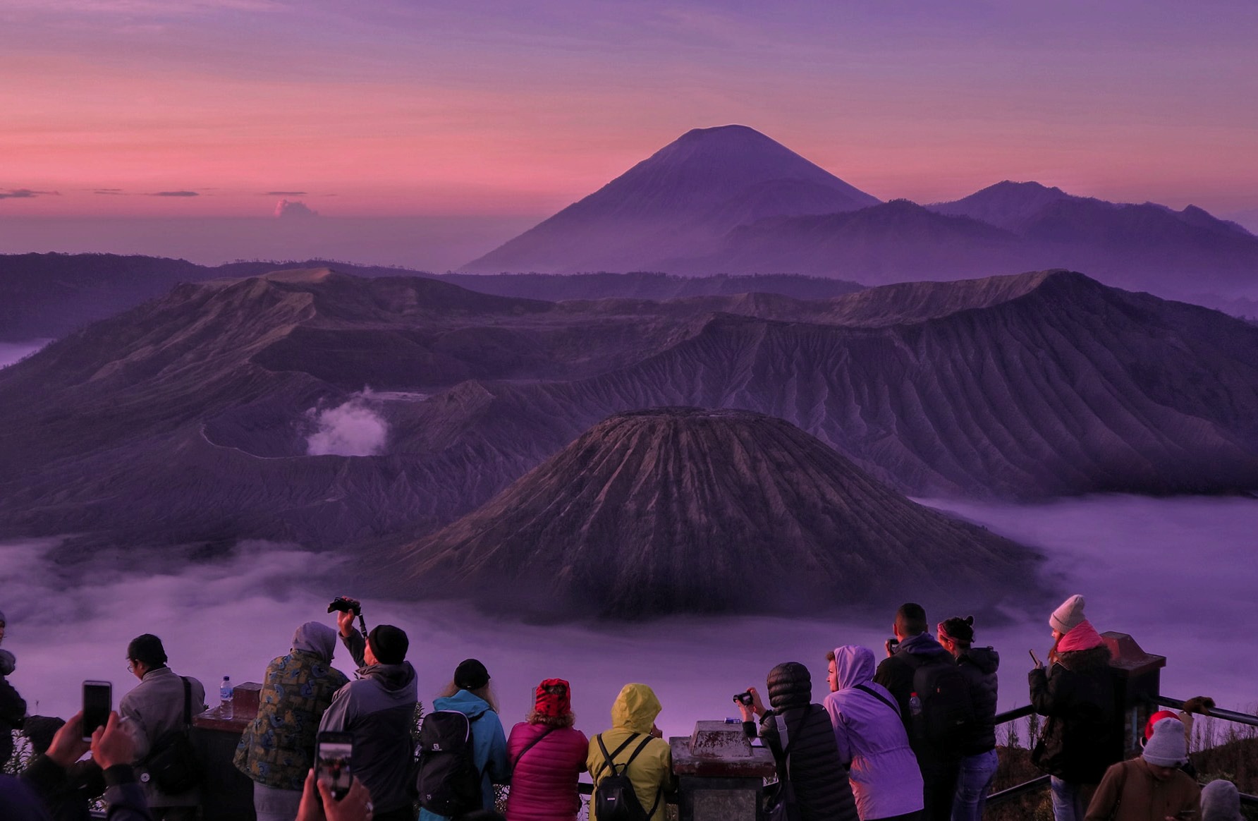 Sunrise Bromo itinerary 1 hari dari Malang menggunakan jeep menuju viewpoint Penanjakan dan lanjut ke lautan pasir serta kawah Bromo