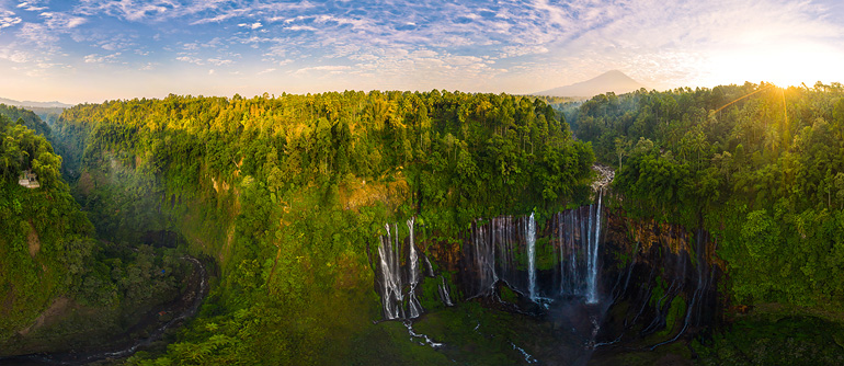 Perjalanan menuju wisata alam - road trip nyaman dengan sewa mobil