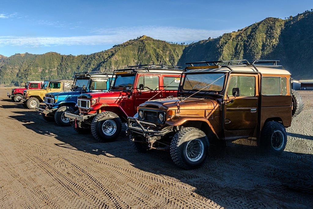 ke Bromo dari Malang menggunakan jeep resmi Bromo untuk sunrise viewpoint dan lautan pasir