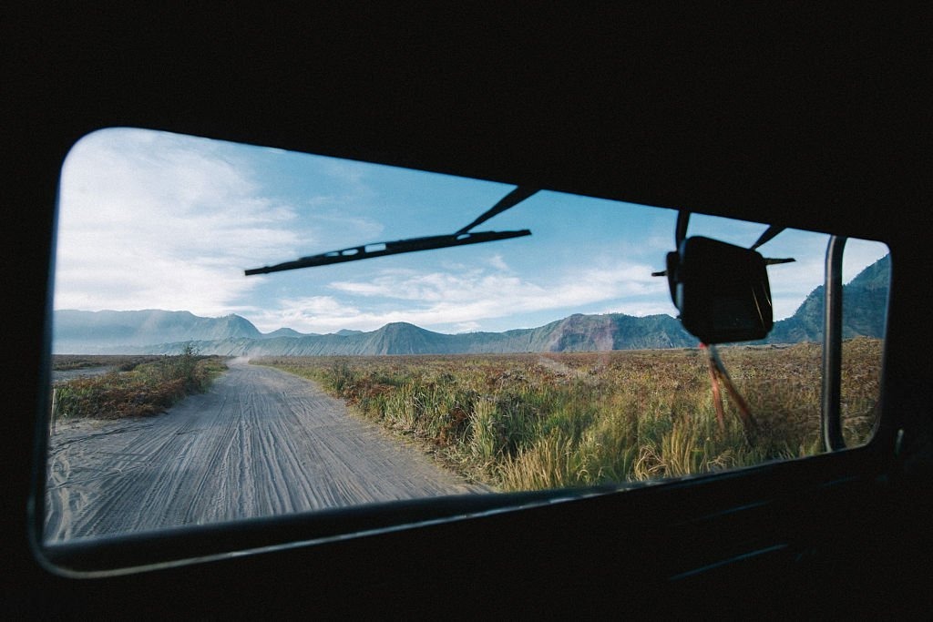 Kesimpulan sunrise Bromo: Gunung Bromo Jawa Timur dengan lautan pasir dan siluet pegunungan
