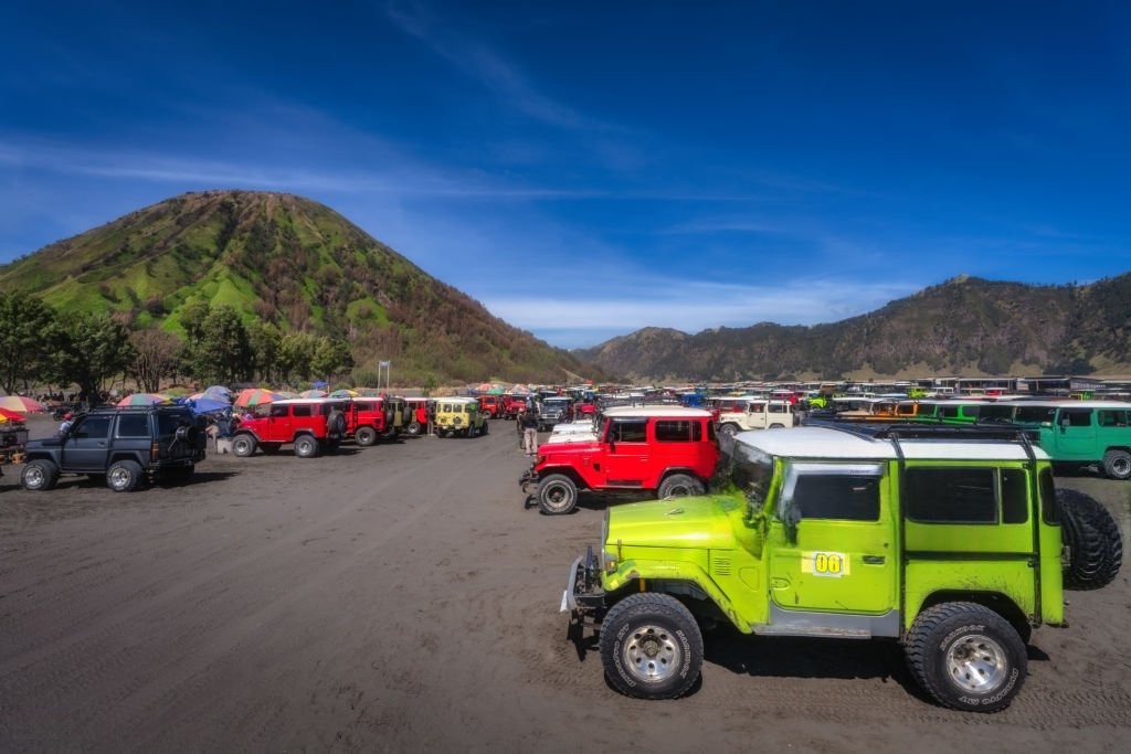 Open trip sunrise Bromo vs private tour sunrise Bromo dengan jeep menuju viewpoint Penanjakan dan lautan pasir