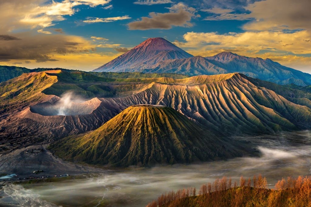 Gunung Bromo Jawa Timur di kawasan Taman Nasional Bromo Tengger Semeru dengan lanskap kaldera dan lautan pasir