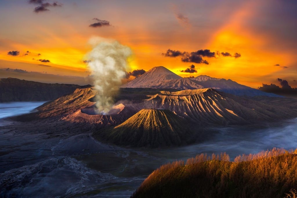 Sunrise Bromo di Gunung Bromo Jawa Timur dengan siluet Gunung Semeru dan lanskap kaldera