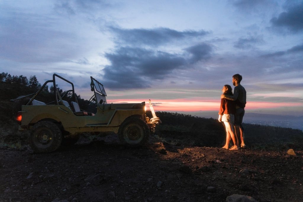 Review pengunjung sunrise Bromo dengan kesan wisatawan melihat matahari terbit dari viewpoint dan suasana kaldera
