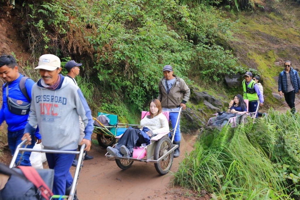 Pendaki menikmati hiking di Kawah Ijen