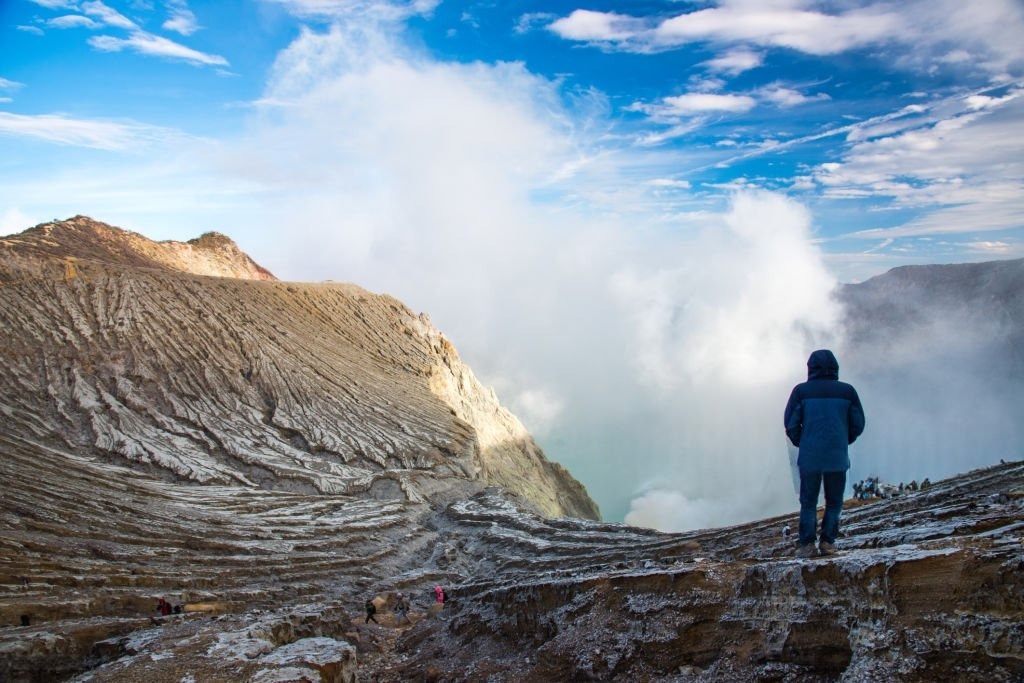 gunung ijen banyuwangi dengan panorama pegunungan dan kawah yang ikonik di jawa timur