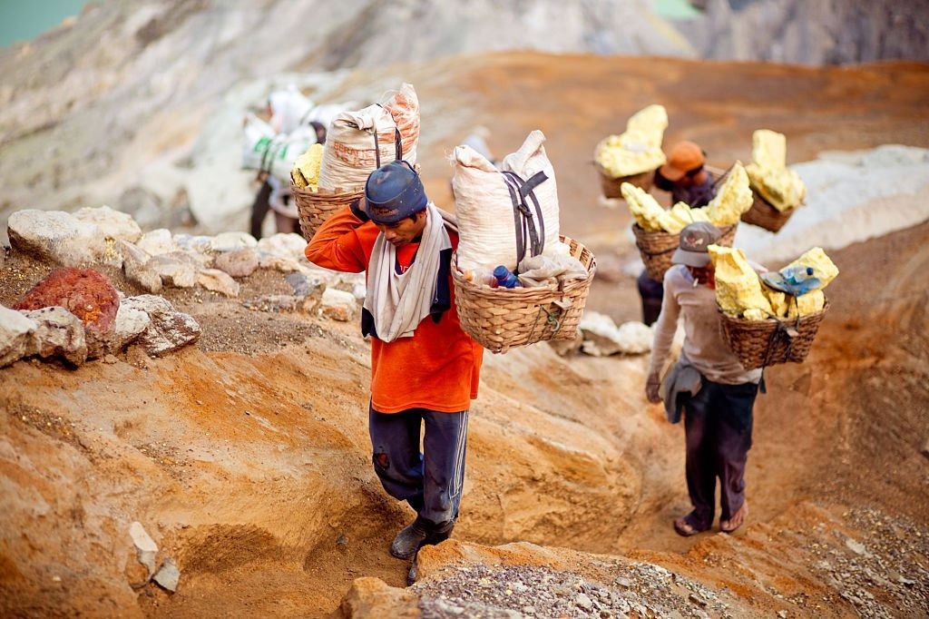 Tambang sulfur di Kawah Ijen