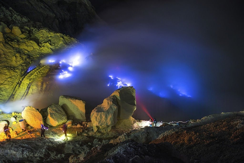 fenomena blue fire ijen di kawasan kawah ijen banyuwangi pada malam hari