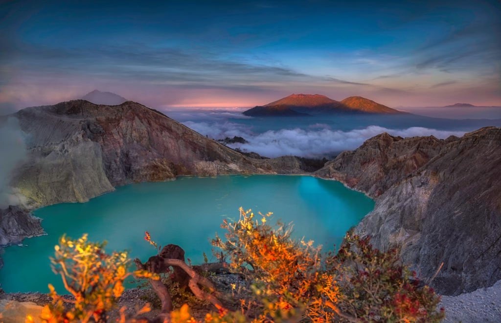 Warna danau Kawah Ijen saat terkena cahaya sunrise