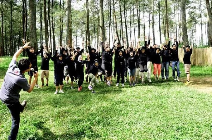 Kegiatan team building perusahaan di Kawah Ijen