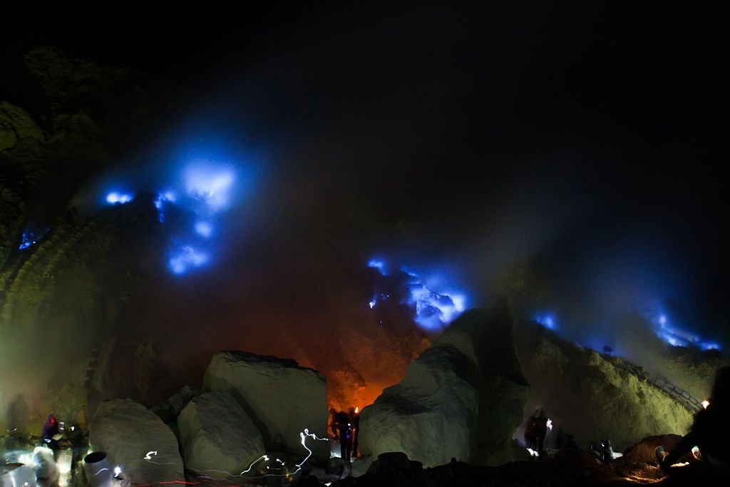 Wisata edukasi Blue Fire untuk anak-anak di Kawah Ijen