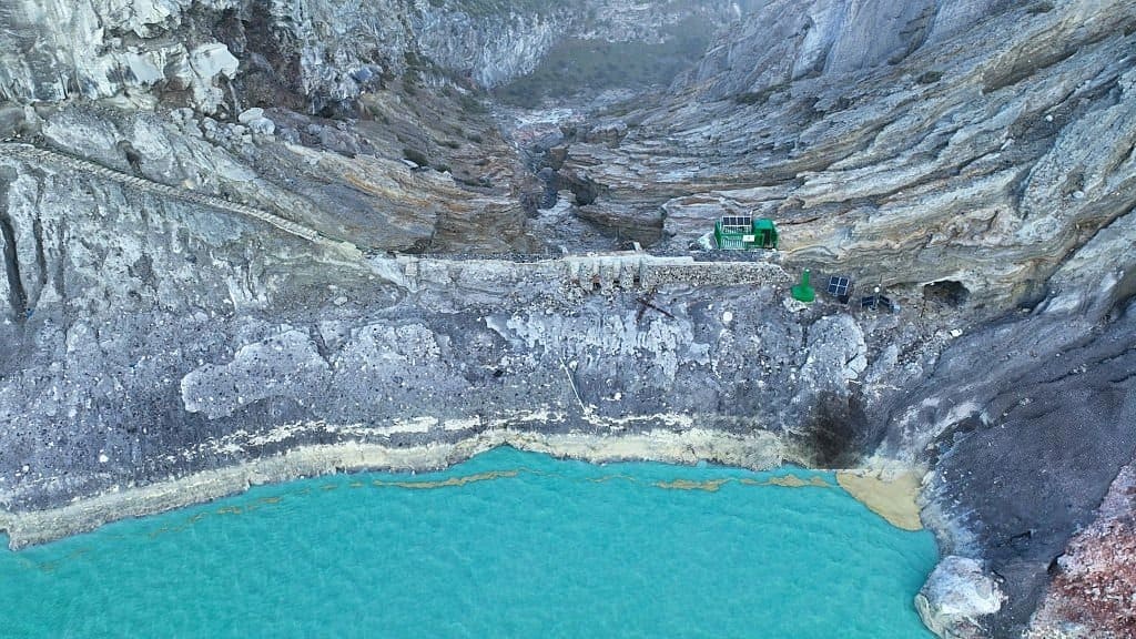 Perubahan warna air Kawah Ijen
