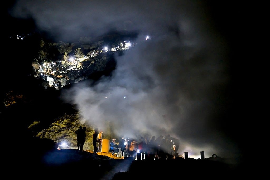 Pendakian malam menuju blue fire Kawah Ijen