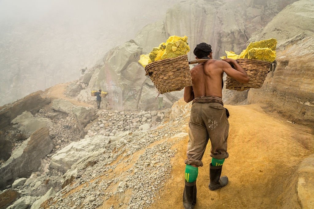 Aktivitas penambang belerang Kawah Ijen setelah keramaian wisatawan