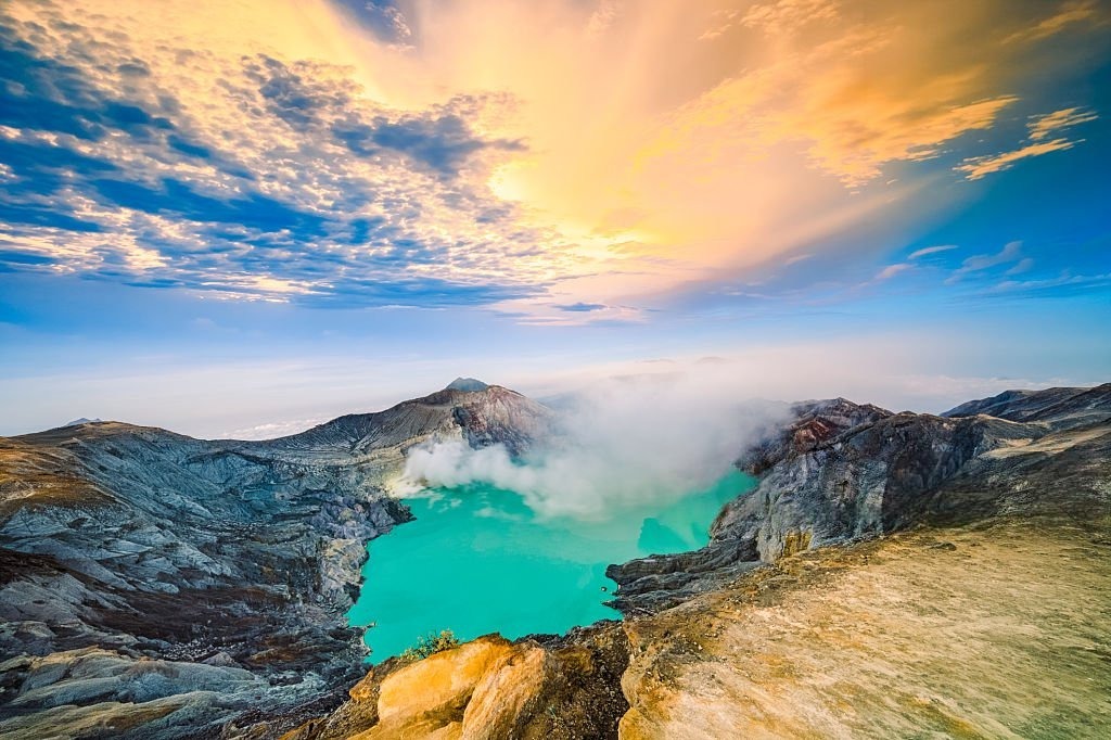 Langit biru tua di Kawah Ijen sebelum matahari terbit