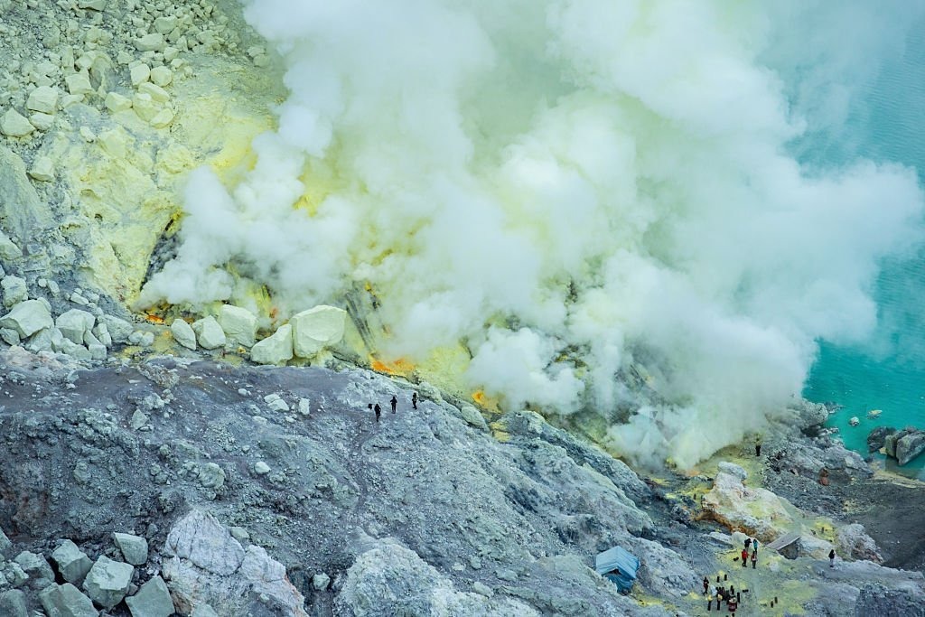 Gas belerang di area Kawah Ijen