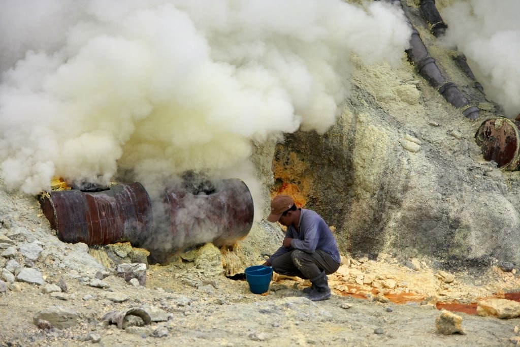 Aktivitas penambang belerang di Kawah Ijen