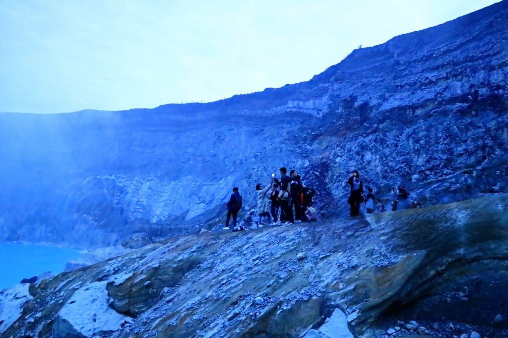 Pendaki beristirahat sejenak di jalur awal Kawah Ijen