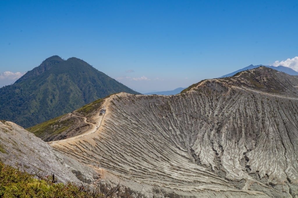 Pemandangan alam Kawah Ijen saat kawasan mulai sepi