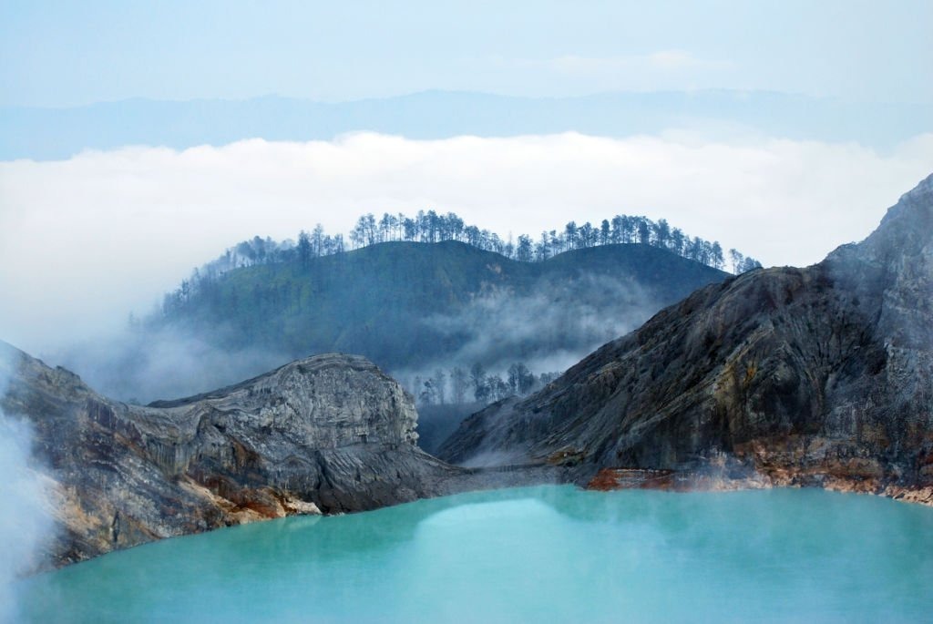 Kabut tebal di jalur pendakian Kawah Ijen saat dini hari