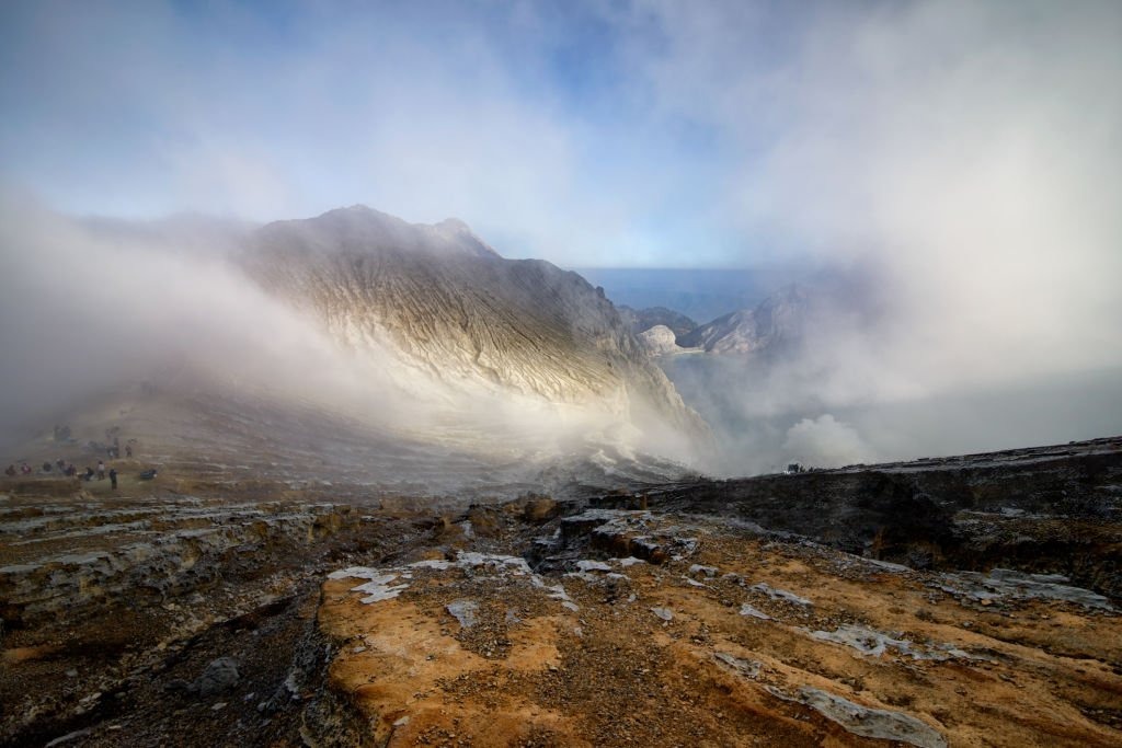 Panorama Kawah Ijen yang tertutup kabut tebal