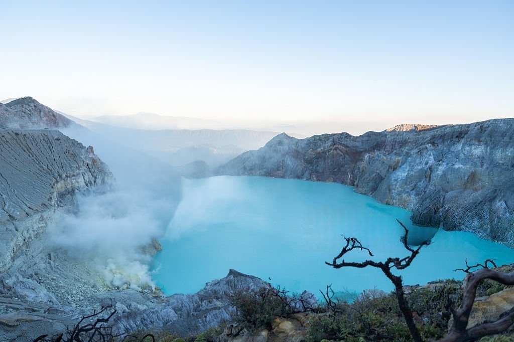 Kabut Di Danau Kawah Ijen