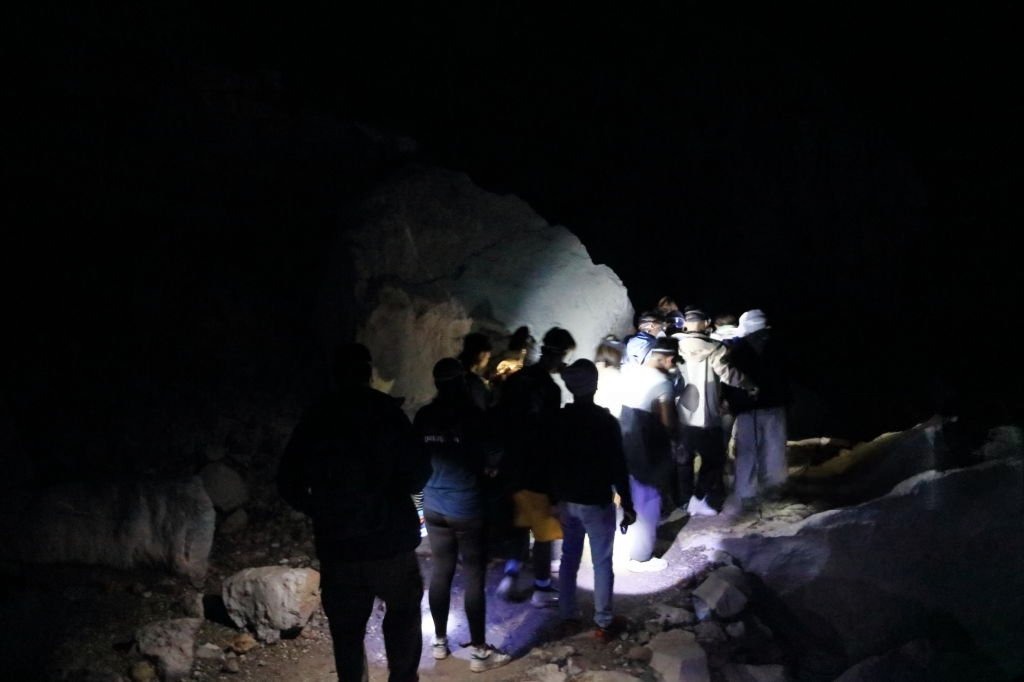 Lampu pendaki terlihat di tikungan jalur Kawah Ijen