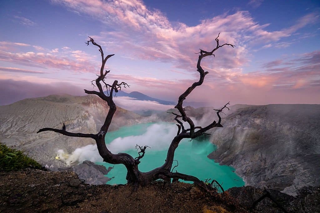 Transformasi warna langit Kawah Ijen sebelum sunrise