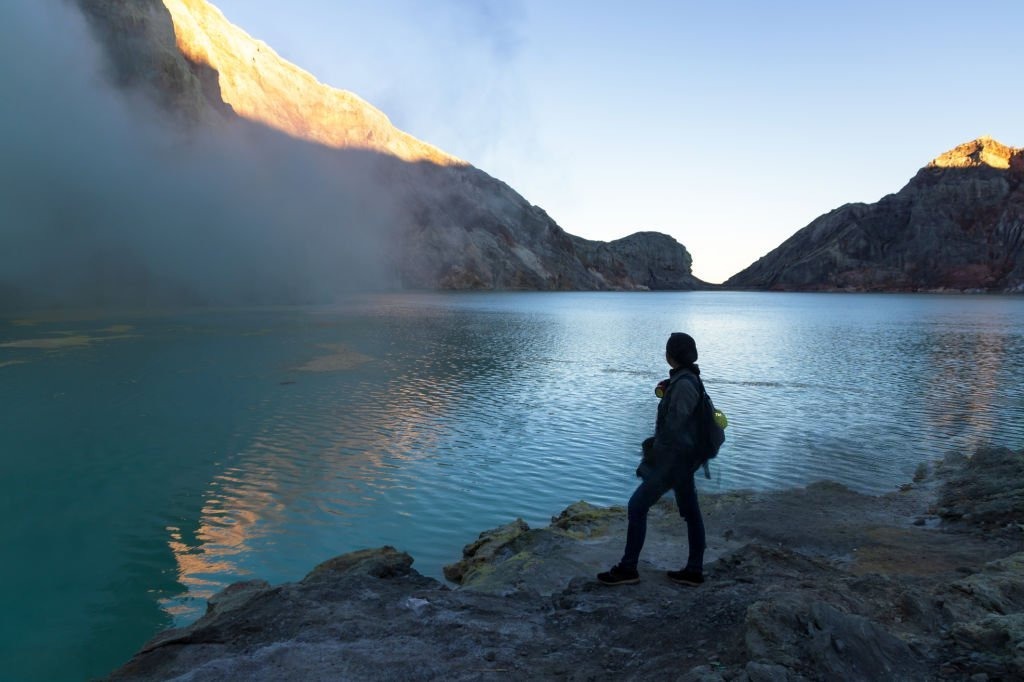 Warna air Kawah Ijen saat terkena cahaya pagi