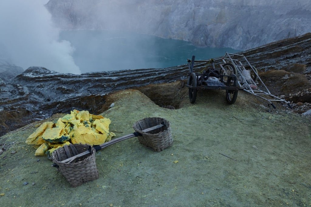 Pelajaran hidup dari penambang belerang Kawah Ijen
