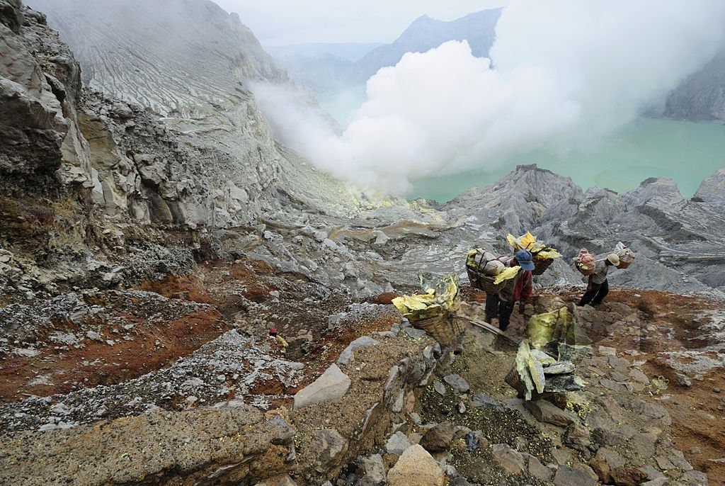 Aktivitas penambang belerang di Kawah Ijen