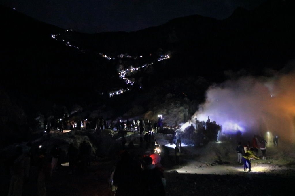 Wisatawan memulai pendakian malam menuju Kawah Ijen