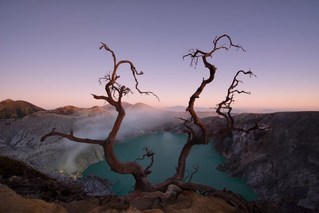 Pemandangan Kawah Ijen dengan kabut pagi