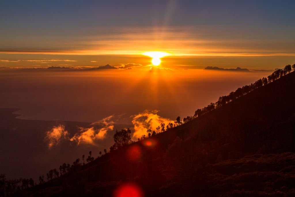 Pemandangan menjelang puncak Kawah Ijen saat fajar