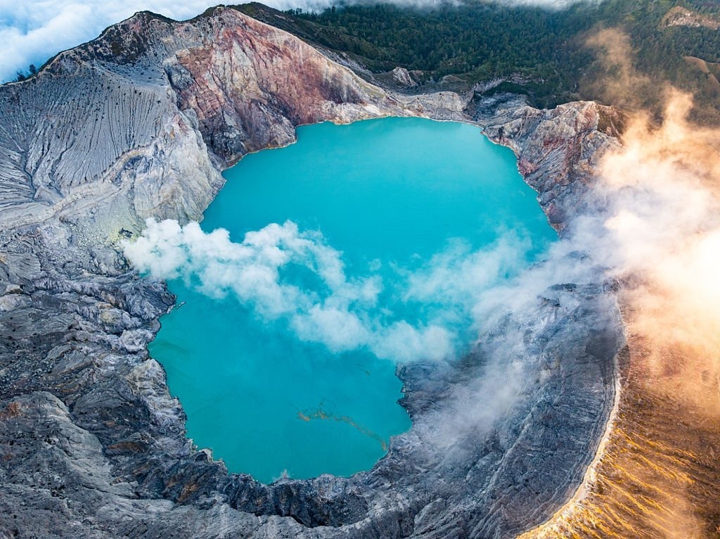 Danau Kawah Ijen pagi hari
